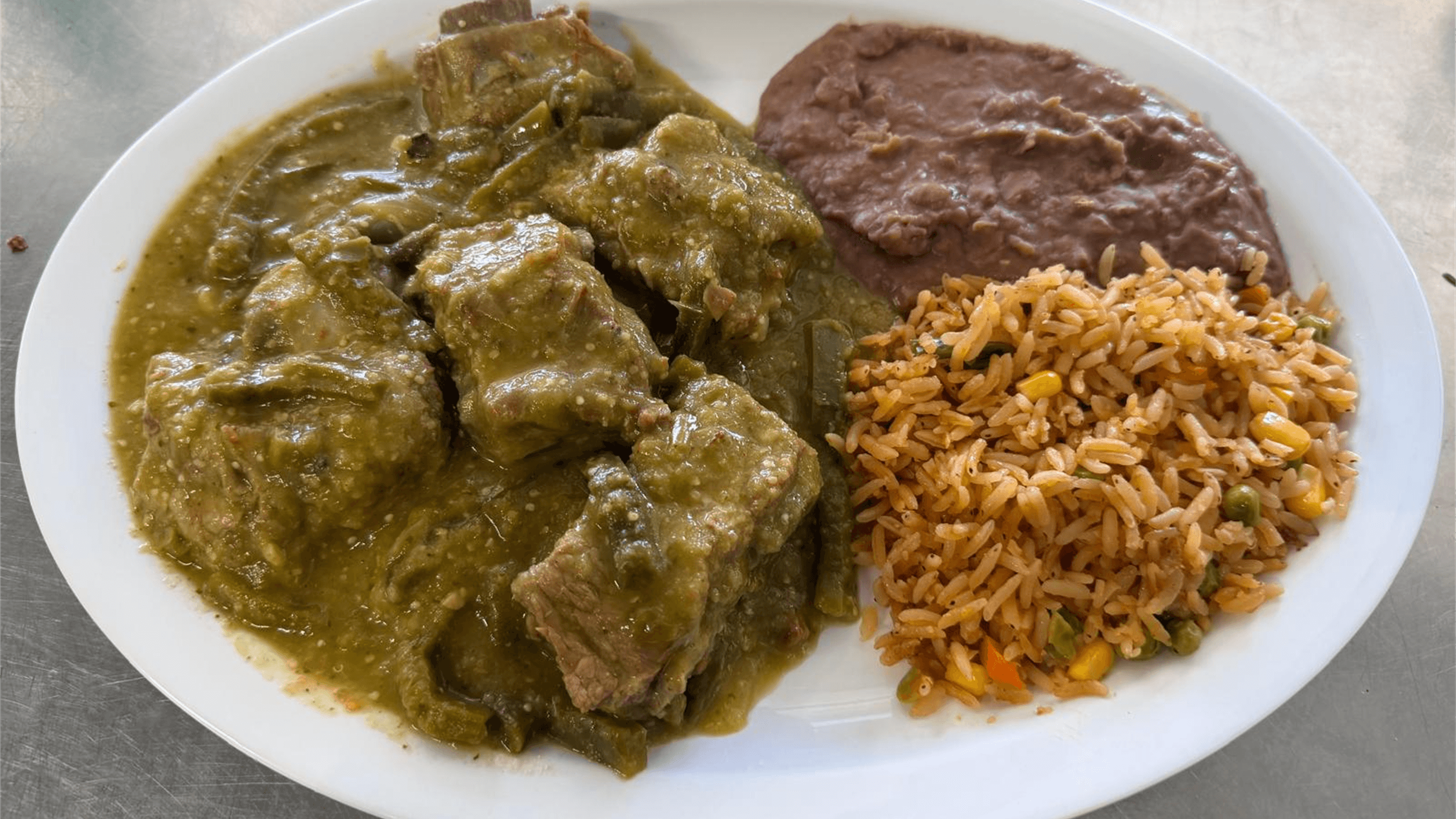 Costilla de puerco en salsa de tomatillo y nopales